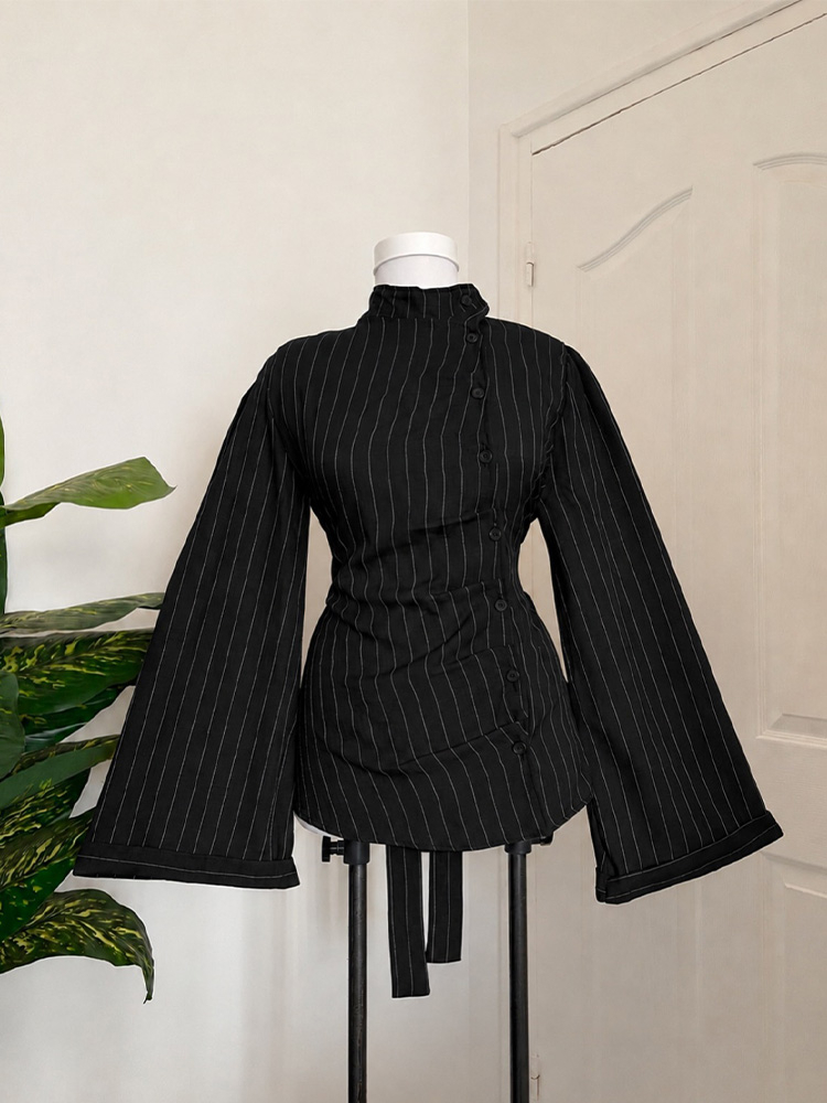 Women Fashion Necktie - เสื้อเบลาส์ผู้หญิงแขนยาว ลายทางแนวตั้ง คอสูง กระดุมด้านหน้าแบบไม่สมมาตร ทรงเข้ารูป แขนระฆัง