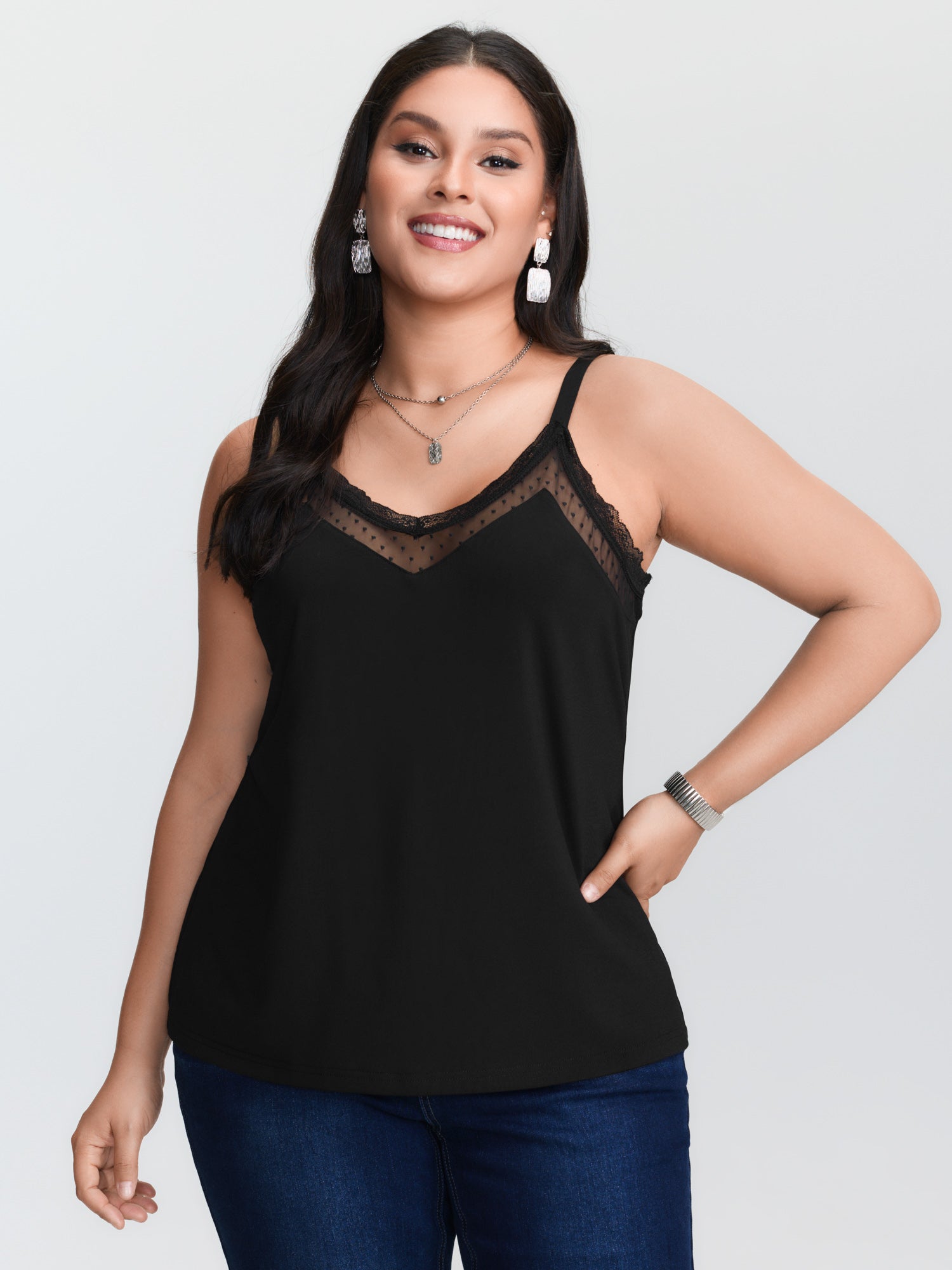 Lace Trim Cami - เสื้อกล้ามถักสีดำสำหรับสาวพลัสไซส์ ดีไซน์คอวีตาข่ายสีตัดกัน พร้อมสายสปาเกตตีเส้นเล็ก ความยาวปกติ